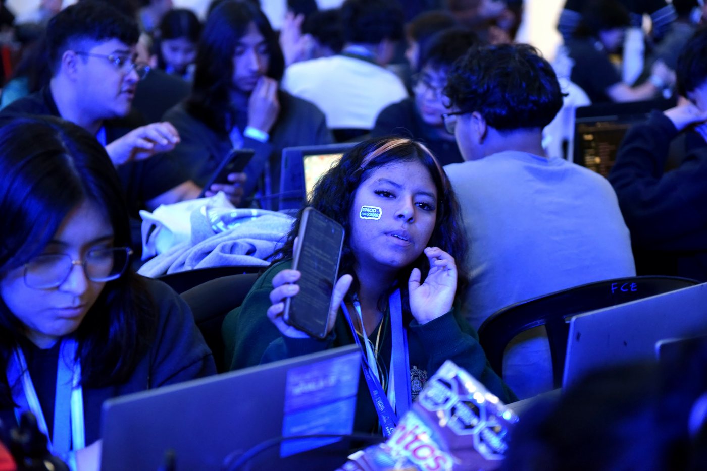 Participantes siguiendo la apertura desde sus mesas de trabajo