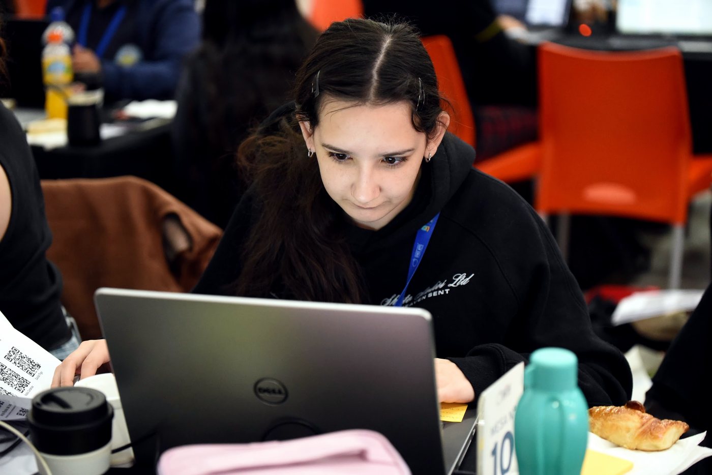 Una participante trabajando frente a su notebook