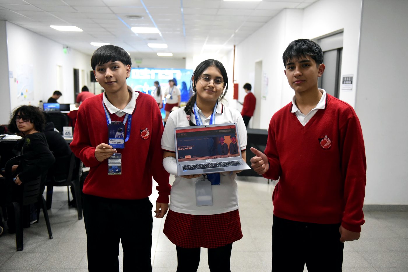 Estudiantes de una escuela mostrando su proyecto en pantalla