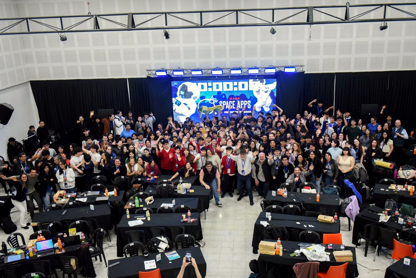 Foto grupal de todas las personas participantes al cierre del evento