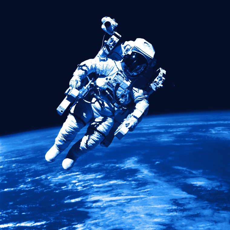 Astronauta flotando sin amarras sobre la Tierra